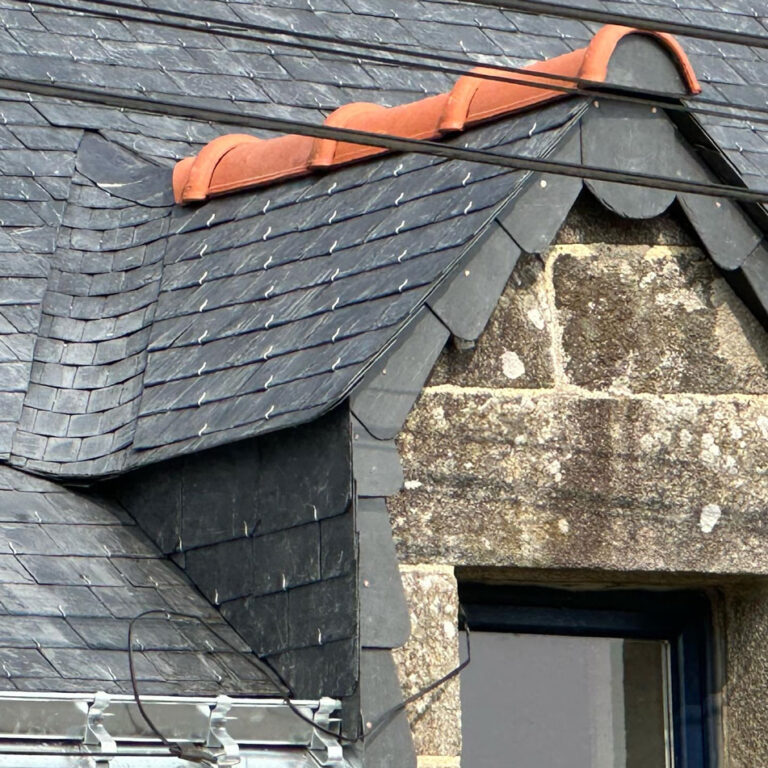 Détails d'ornement en ardoise sur les bords d'une fenêtre de toit