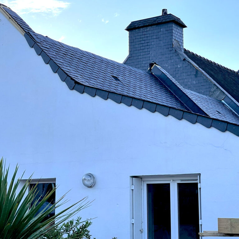 Façade de maison avec toit en ardoise