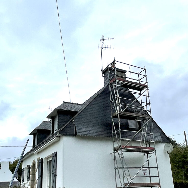 Chantier de rénovation d'une cheminée en ardoise