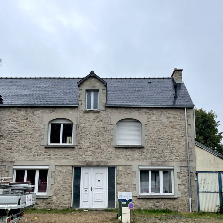 Maison en pierres et toit en ardoises