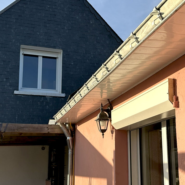 Gouttière neuve sur une maison