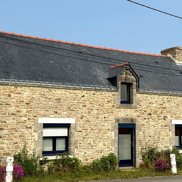 Toit en ardoise d'une maison en pierres