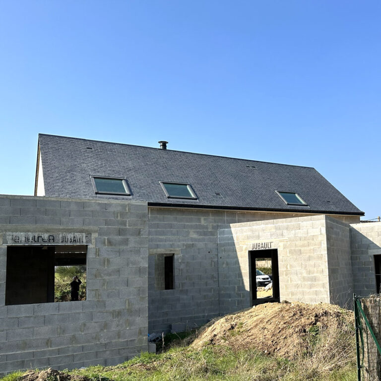 Toiture ardoise sur maison en construction