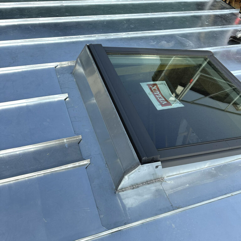 Détail d'une fenêtre de toit sur couverture en zinc