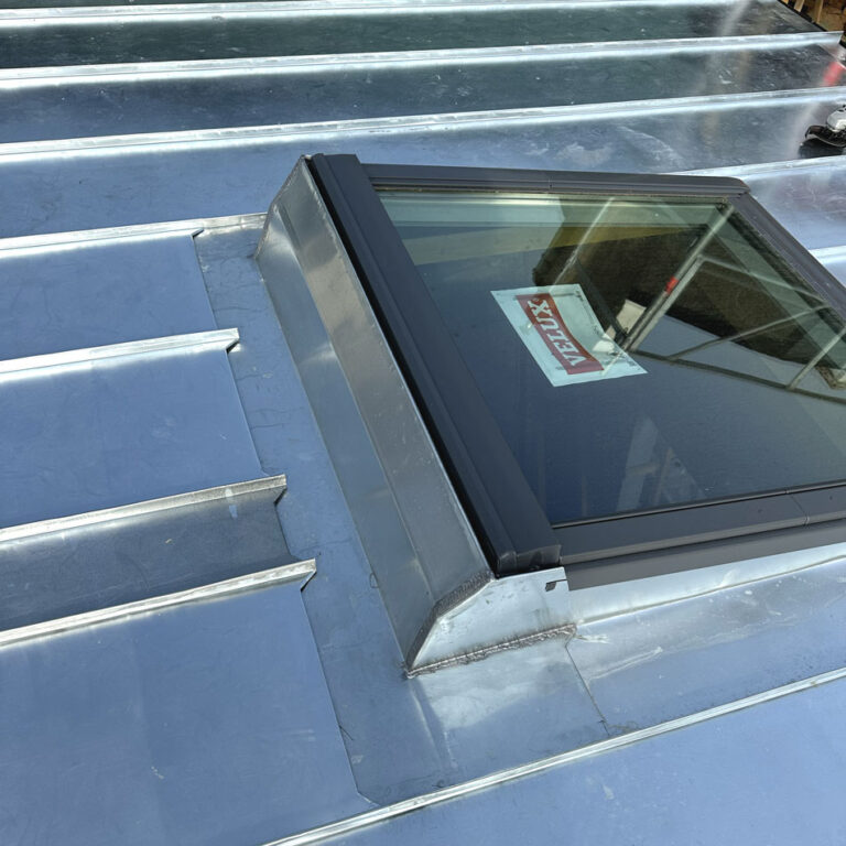 Détail d'une fenêtre de toit sur couverture en zinc