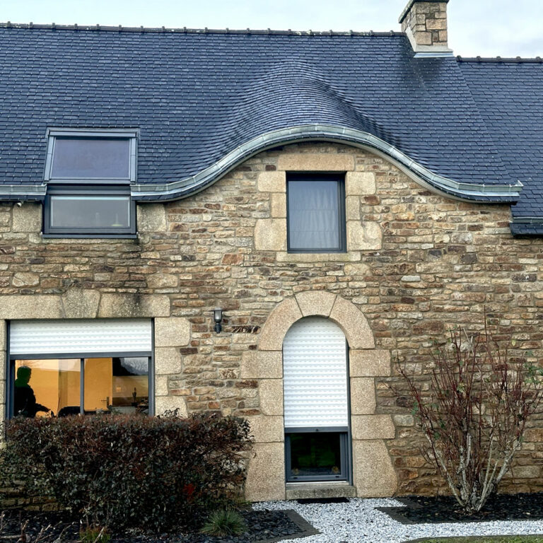 Maison en pierre avec toit en chapeau de gendarme