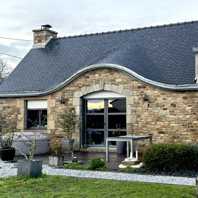 Maison en pierre avec toiture en chapeau de gendarme